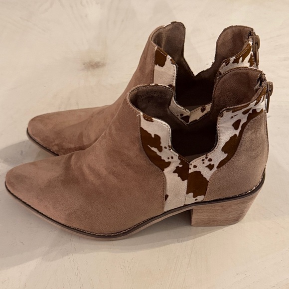 Pierre Dumas Tan Ankle Women’s Boots Cow Print Size 9 - Picture 3 of 12